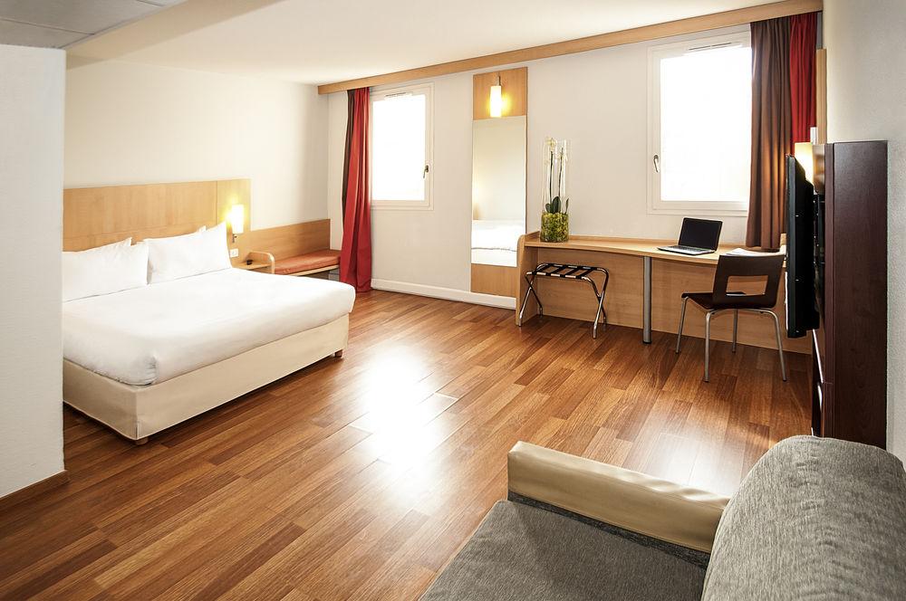 Easyhotel Old Town Hotel