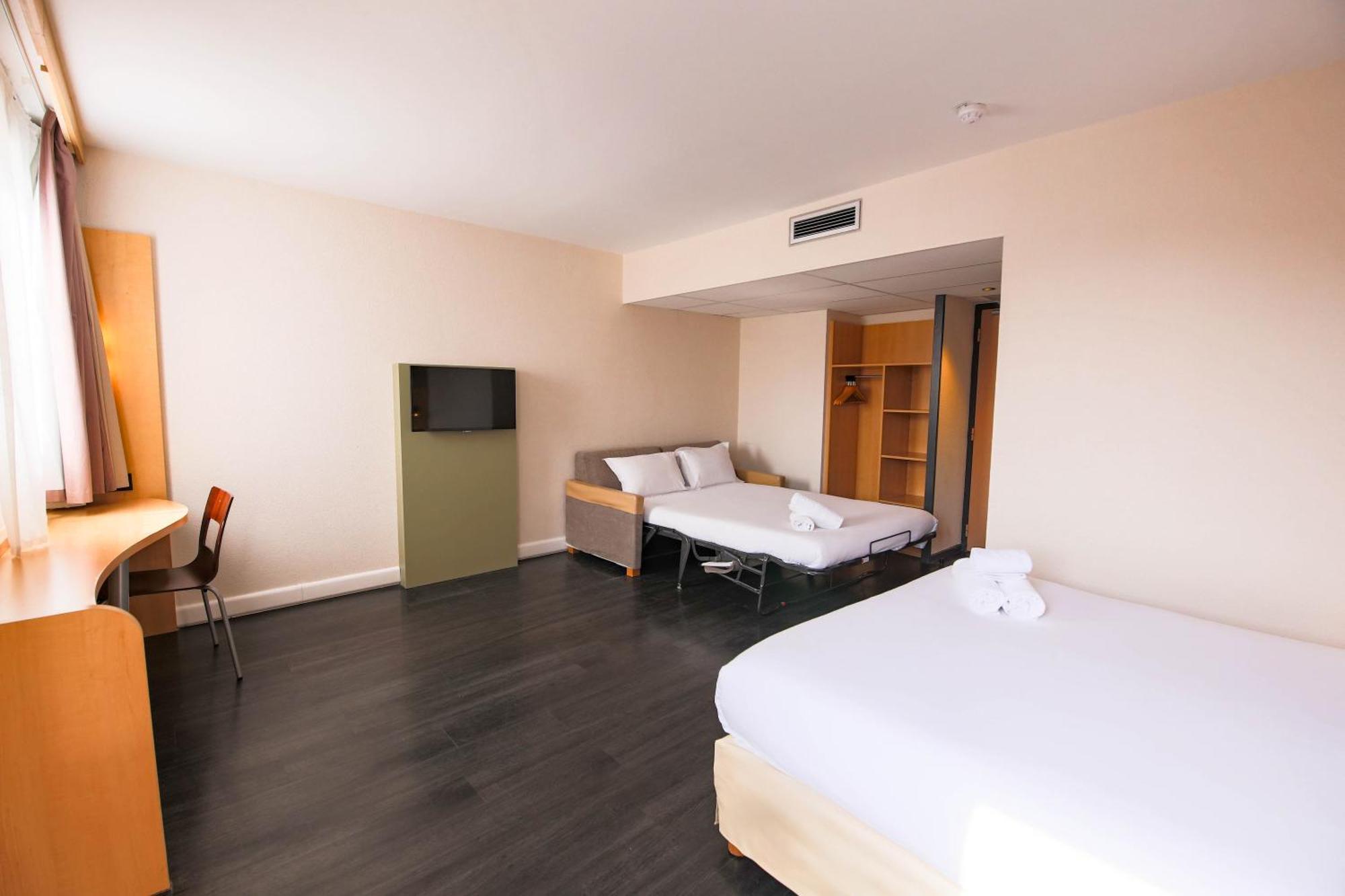 Easyhotel Old Town 2*